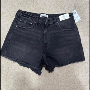 NWT High rise 90’s relaxed cut off shorts (black denim) size 32